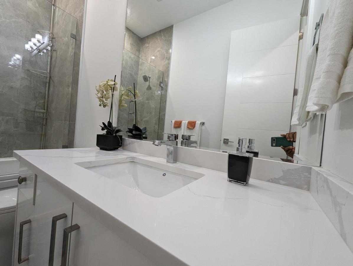 Modern & Luxurious Suites In Surrey Exterior photo